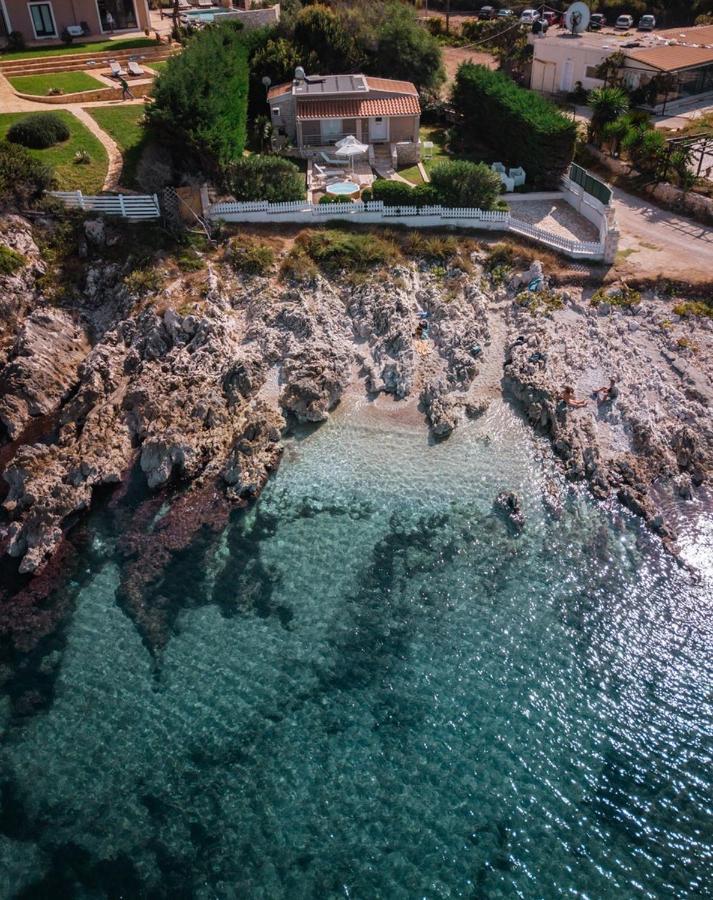 Neptune Sea House - Beachfront Agios Spyridon  Esterno foto