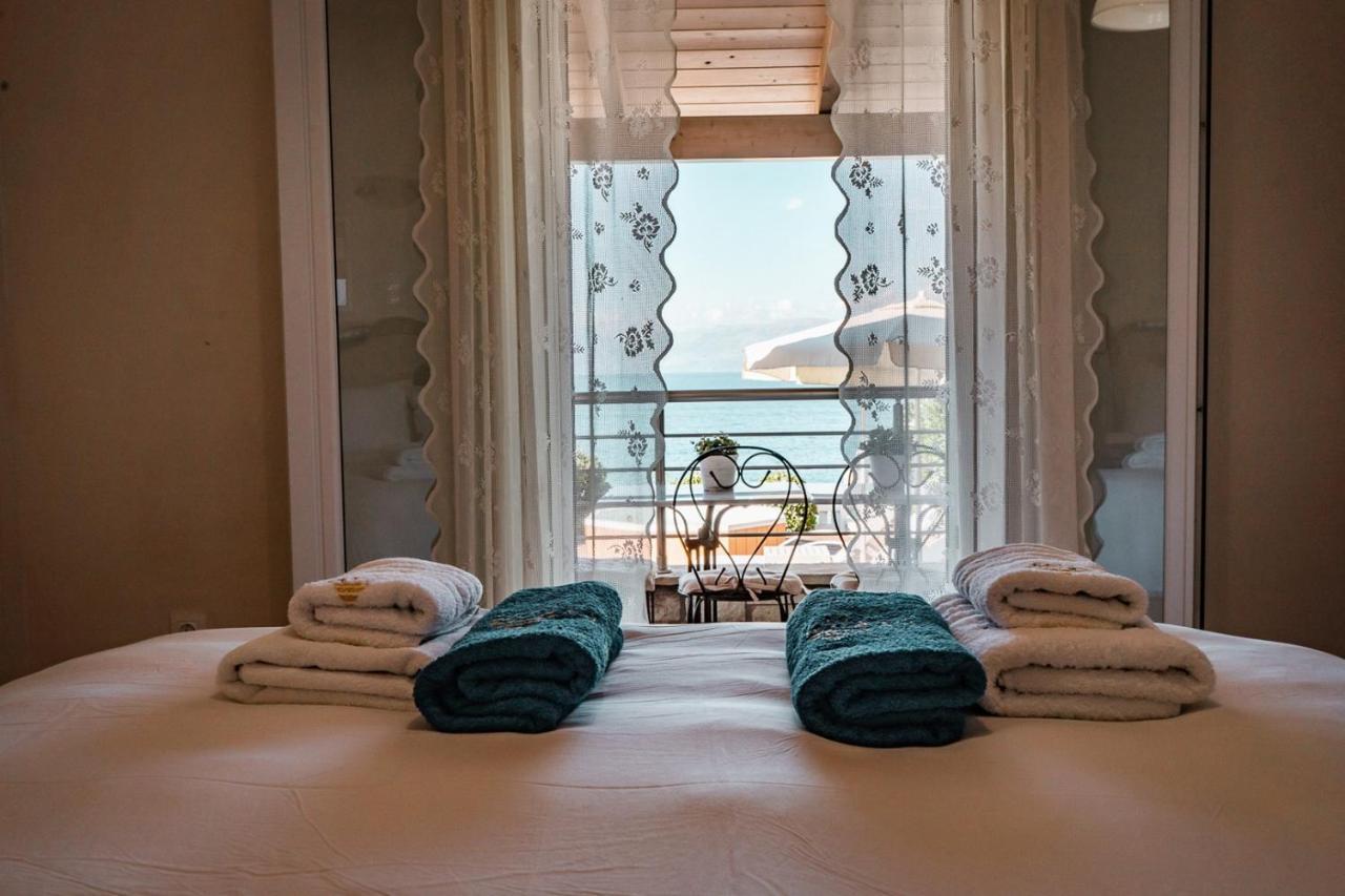 Neptune Sea House - Beachfront Agios Spyridon  Esterno foto